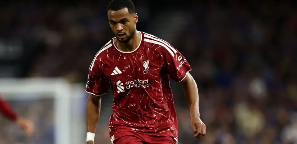 Joueur de Liverpool courant sur le terrain