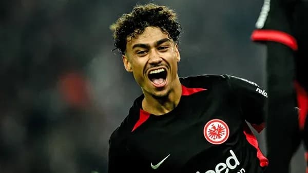 Joueur célébrant un but avec l'équipe d'Eintracht Frankfurt
