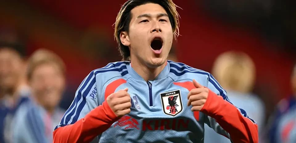 Joueur japonais exprimant son enthousiasme avant le match