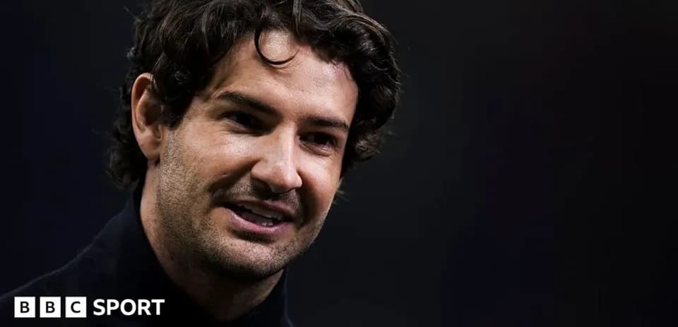 Homme souriant lors d'une interview sportive