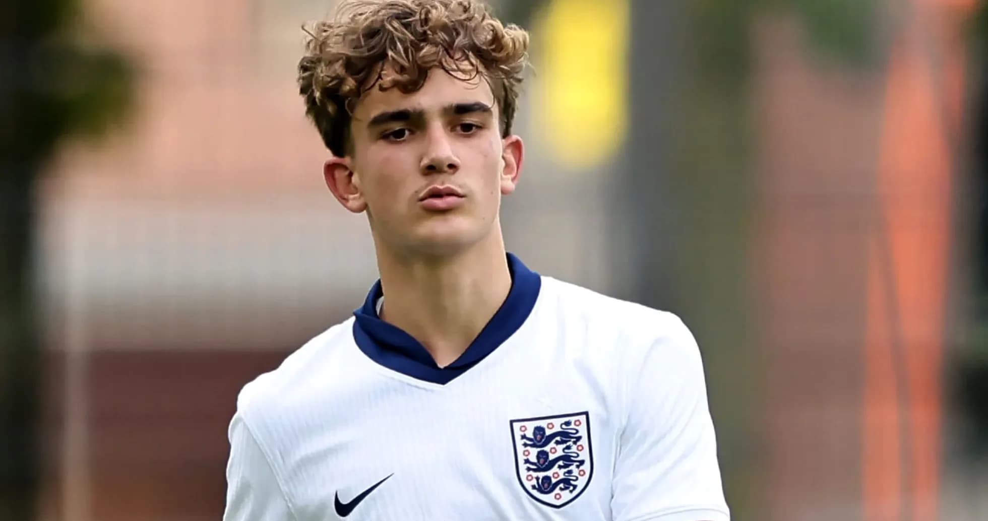 Joueur portant le maillot de l'Angleterre sur le terrain