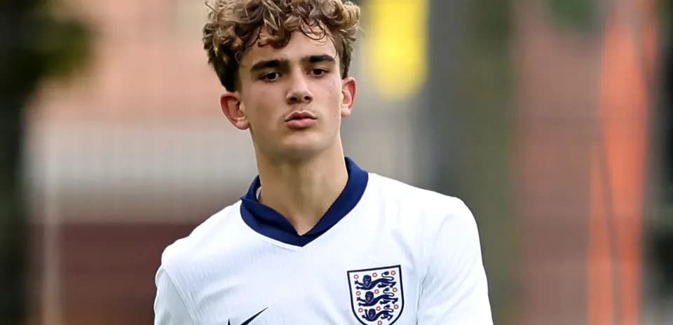 Joueur portant le maillot de l'Angleterre sur le terrain