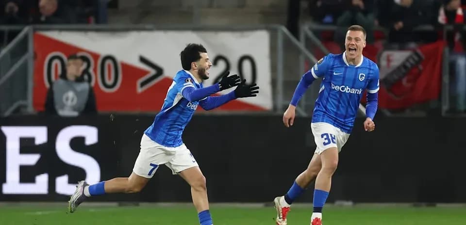 Joueurs célébrant un but au stade