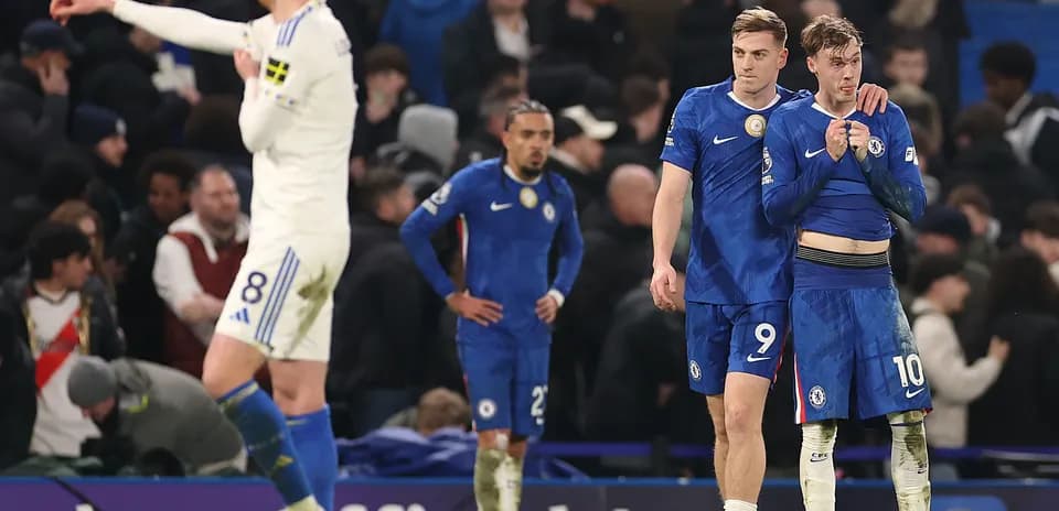 Joueurs de Chelsea réconfortant un coéquipier après le match