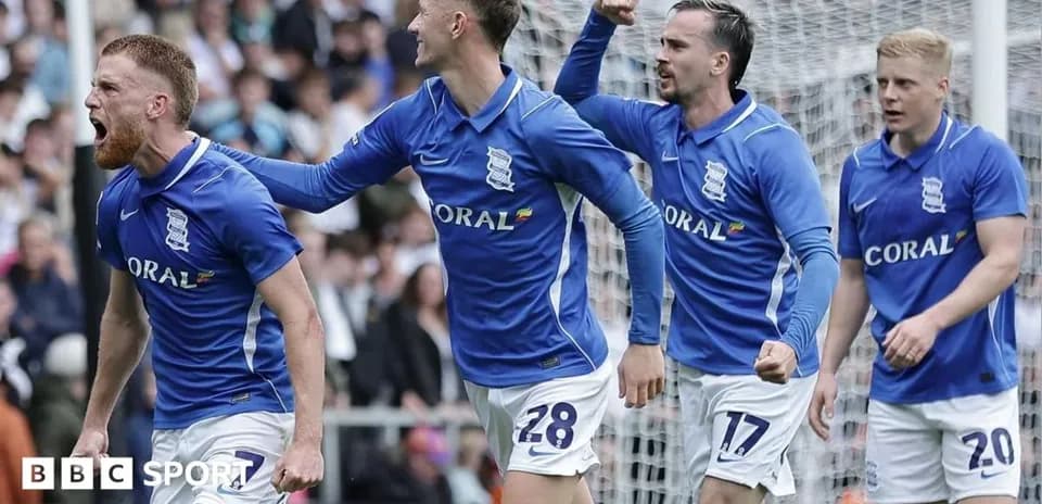 Joueurs de Birmingham célébrant un but ensemble