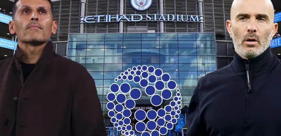 Deux entraîneurs devant le stade Etihad de Manchester City