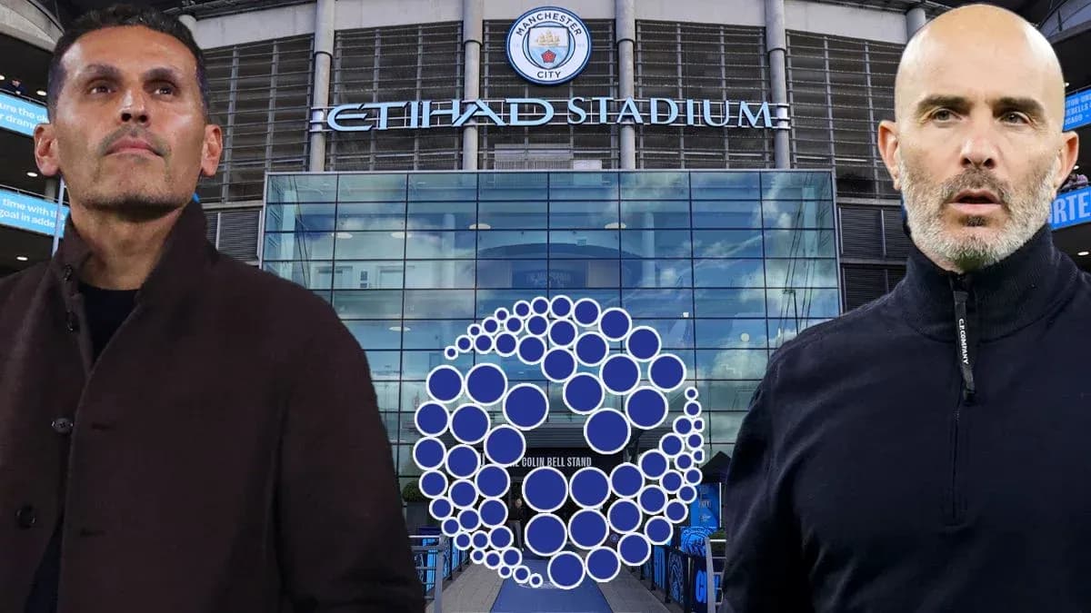 Deux entraîneurs devant le stade Etihad de Manchester City