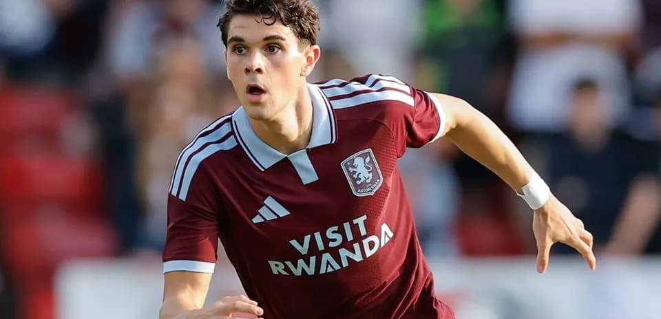 Joueur d'Aston Villa courant sur le terrain