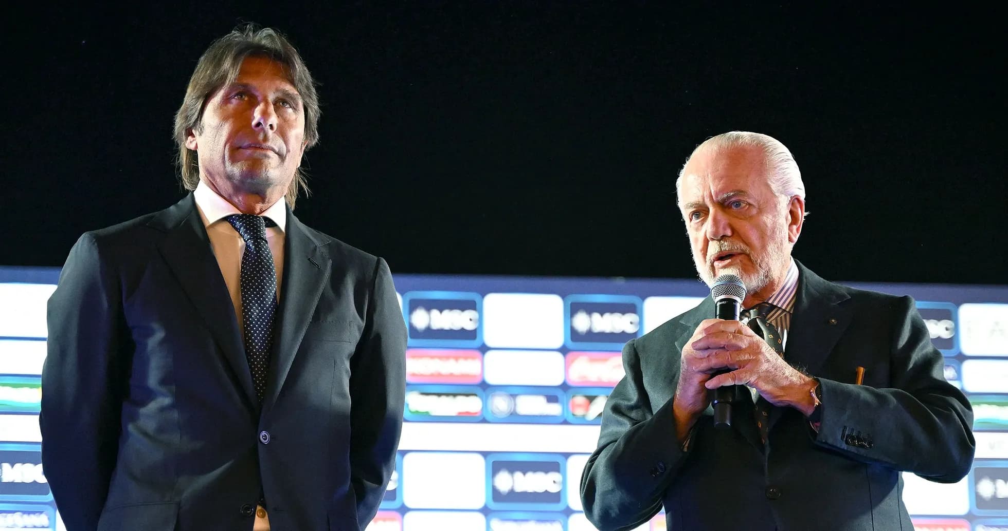 Deux personnes sur scène lors d'une conférence