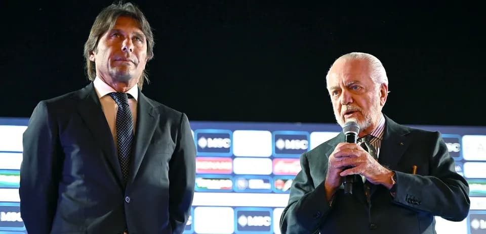 Deux personnes sur scène lors d'une conférence