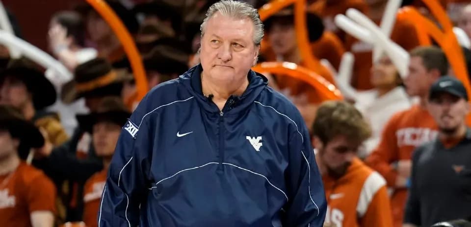 Entraîneur sur le terrain pendant un match de basketball
