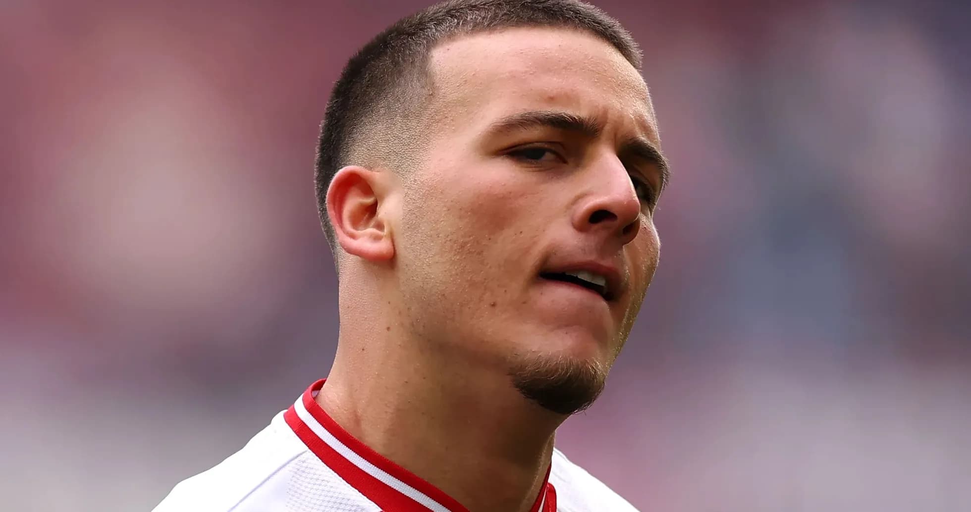 Joueur en uniforme avec expression concentrée sur le terrain