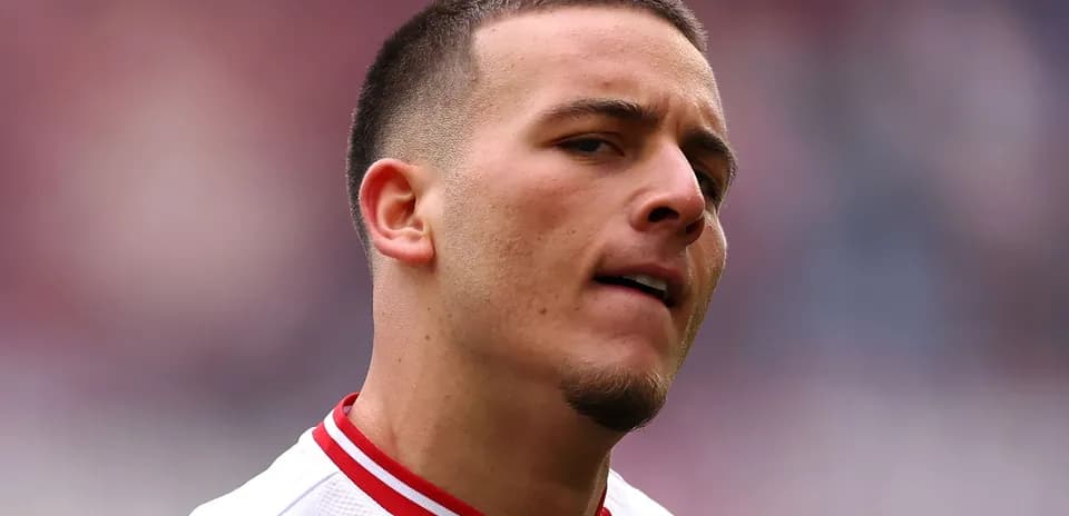 Joueur en uniforme avec expression concentrée sur le terrain