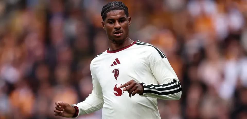 Joueur en action sur le terrain de football