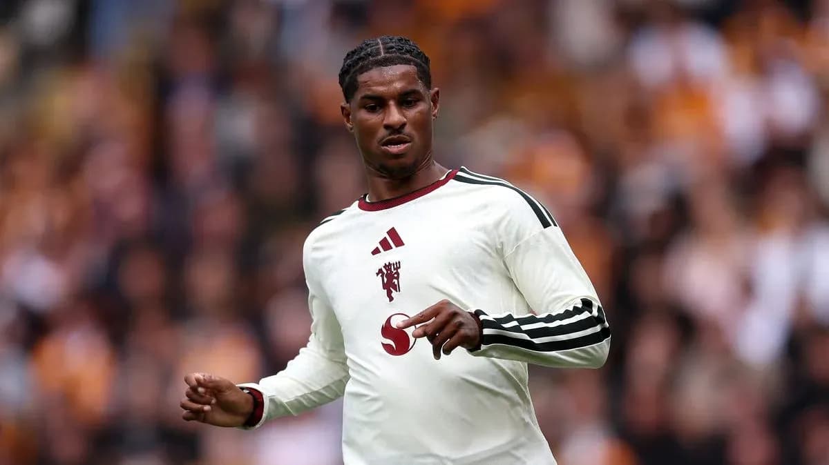 Joueur en action sur le terrain de football