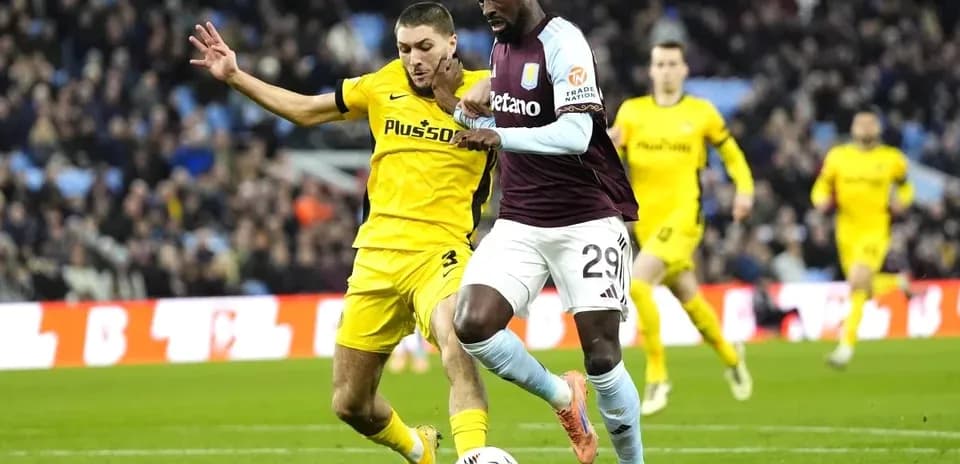 Joueur d'Aston Villa dribblant face à un adversaire