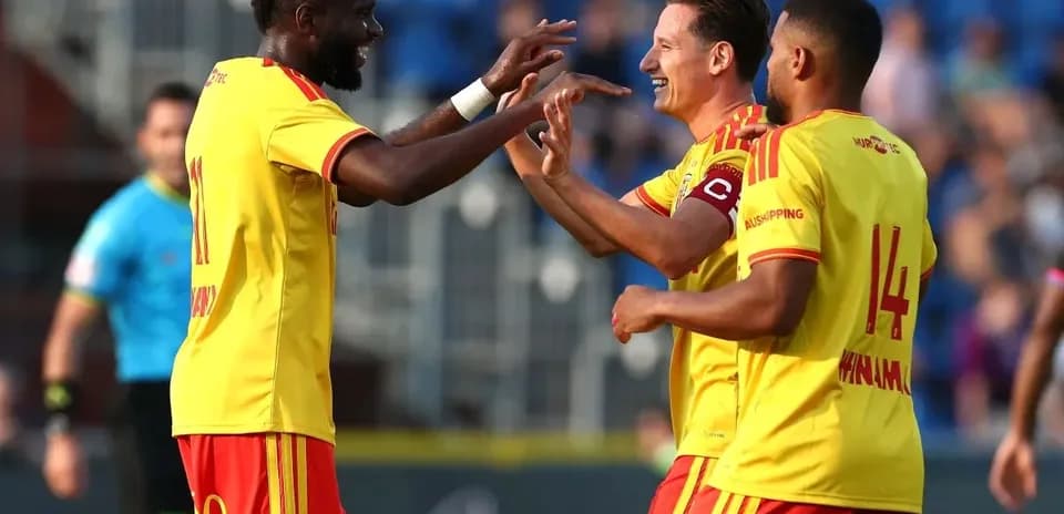 Joueurs célébrant un but sur le terrain