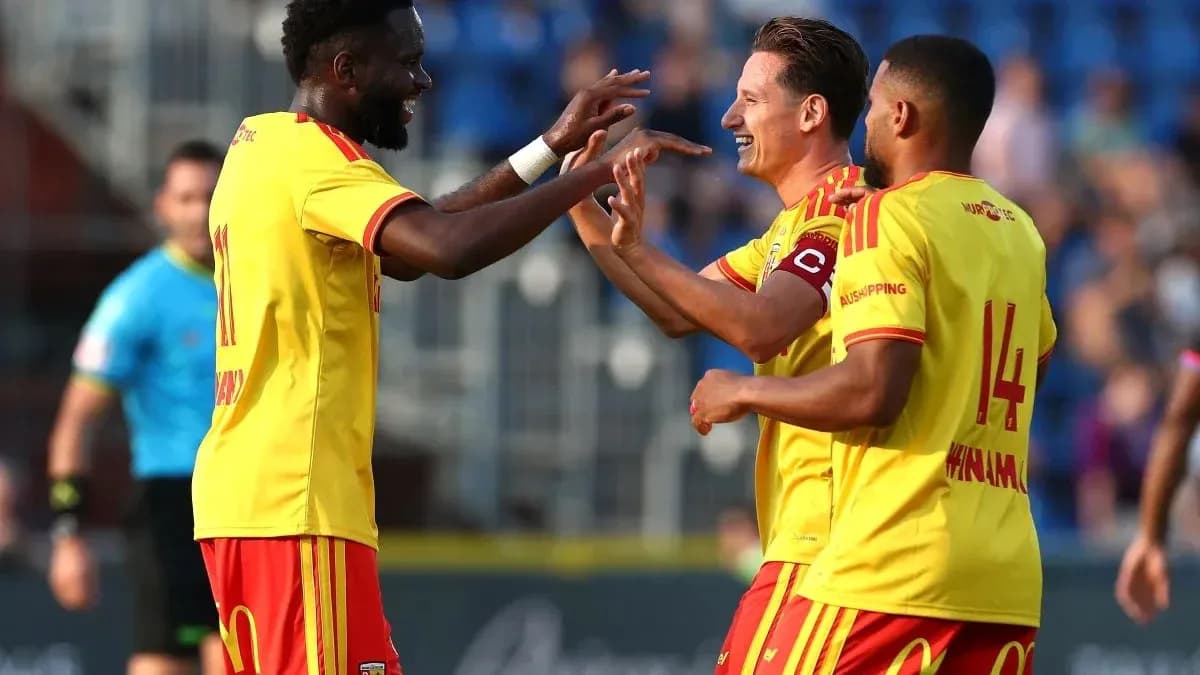 Joueurs célébrant un but sur le terrain Joueurs célébrant un but sur le terrain