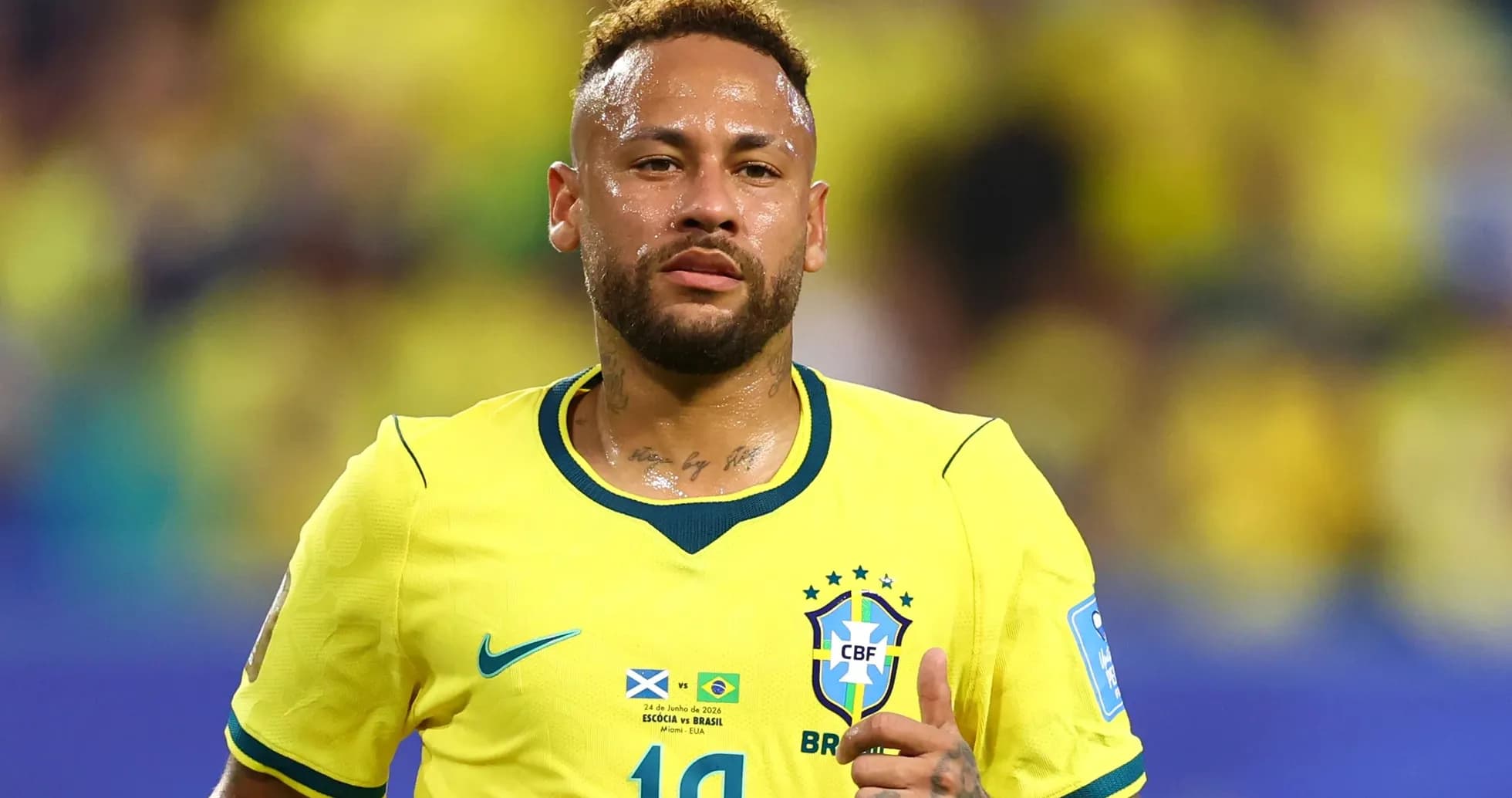 Joueur brésilien en maillot jaune sur le terrain
