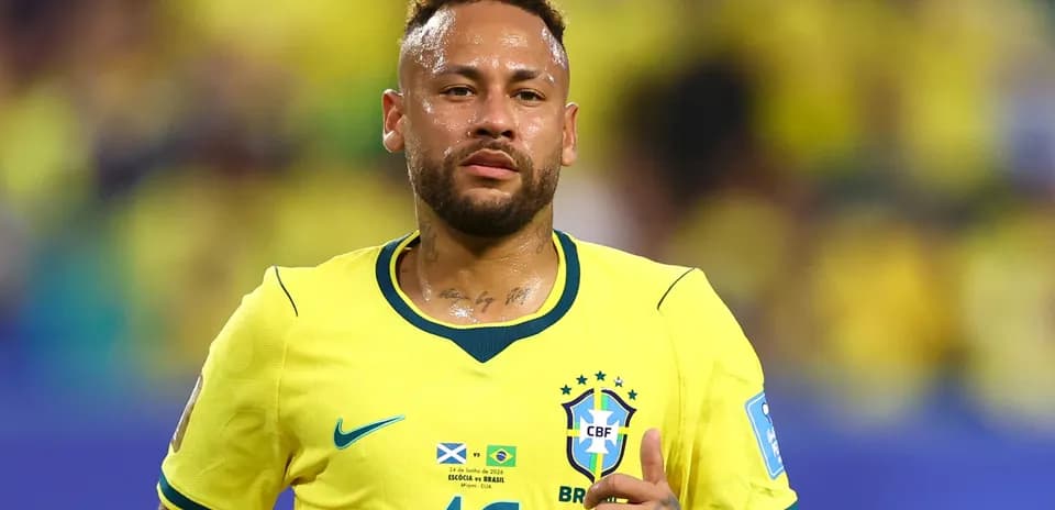 Joueur brésilien en maillot jaune sur le terrain