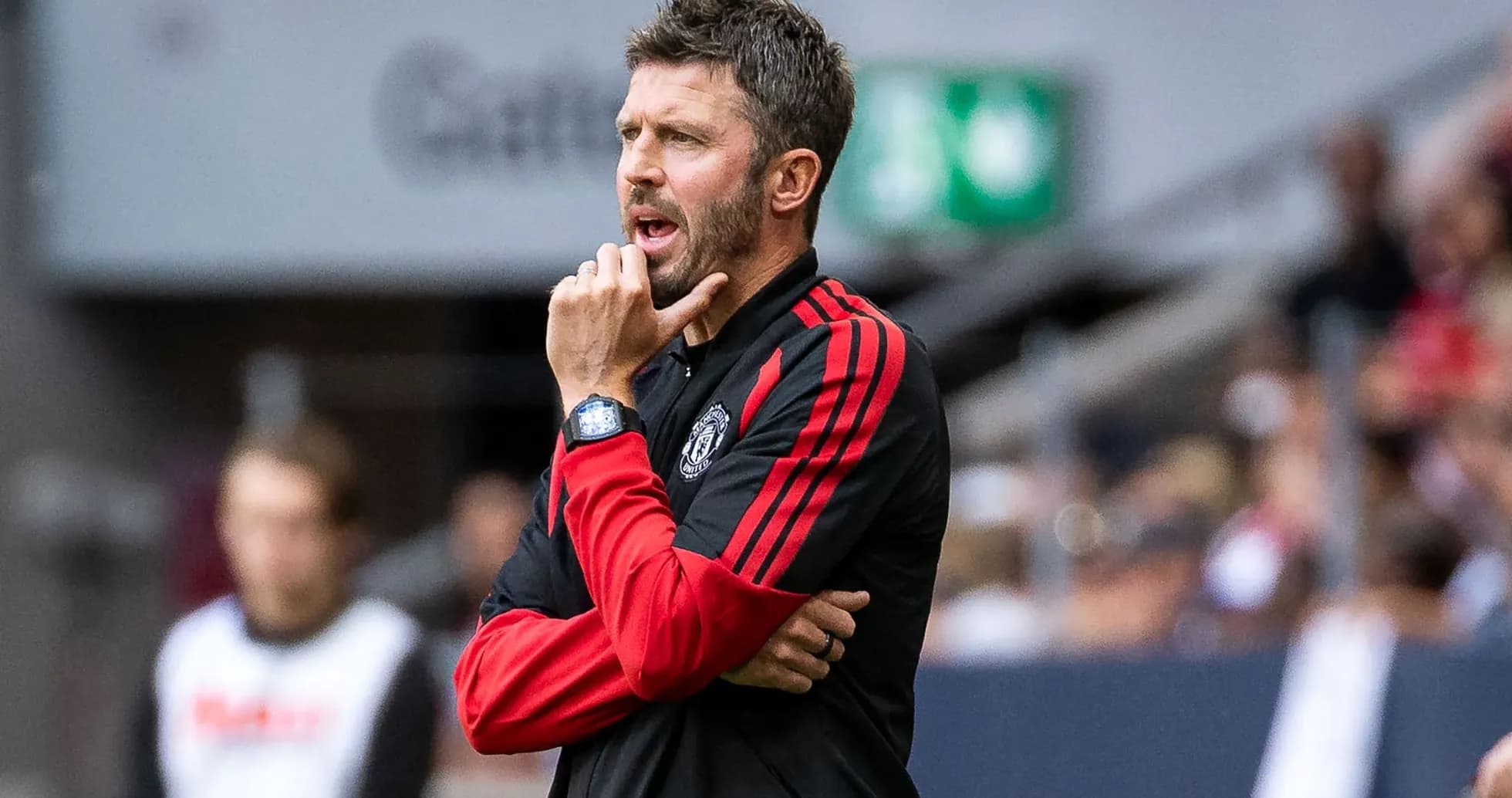 Entraîneur donnant des instructions lors d'un match