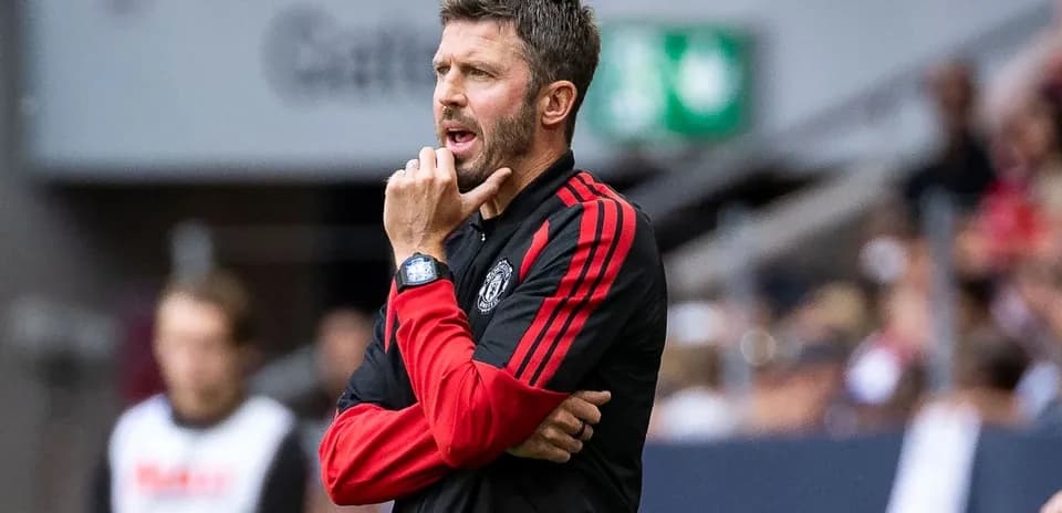 Entraîneur donnant des instructions lors d'un match