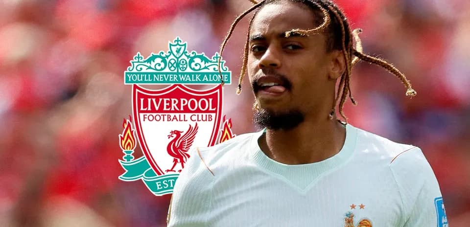 Joueur en maillot de l'équipe de France près du logo de Liverpool