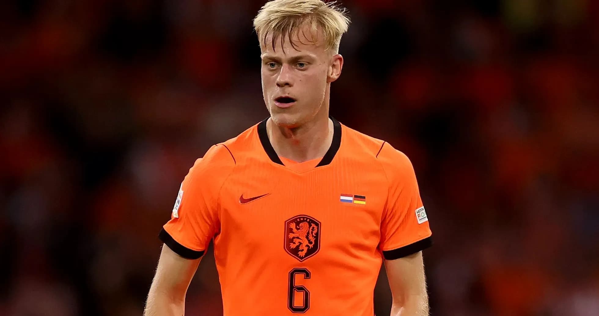 Joueur néerlandais en maillot orange sur le terrain