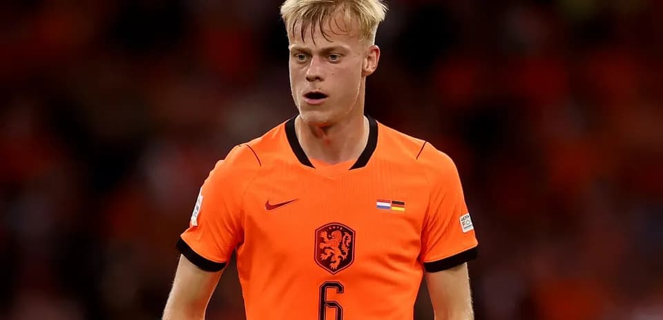 Joueur néerlandais en maillot orange sur le terrain