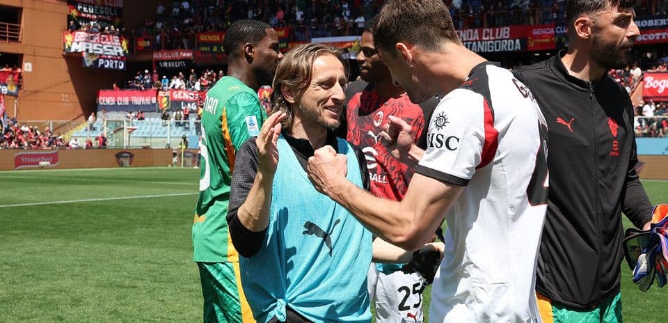 Joueurs de Genoa et AC Milan après le match