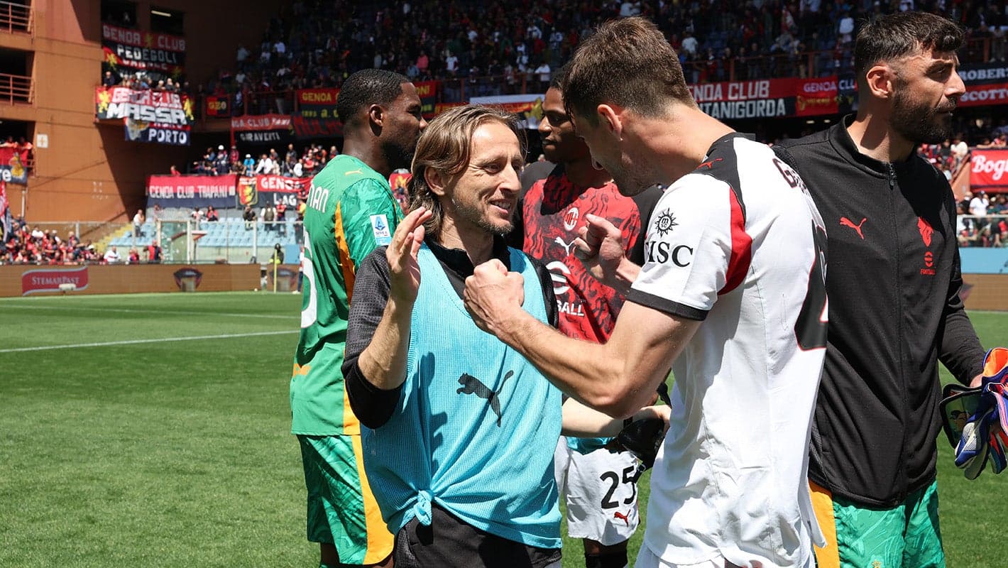 Joueurs de Genoa et AC Milan après le match