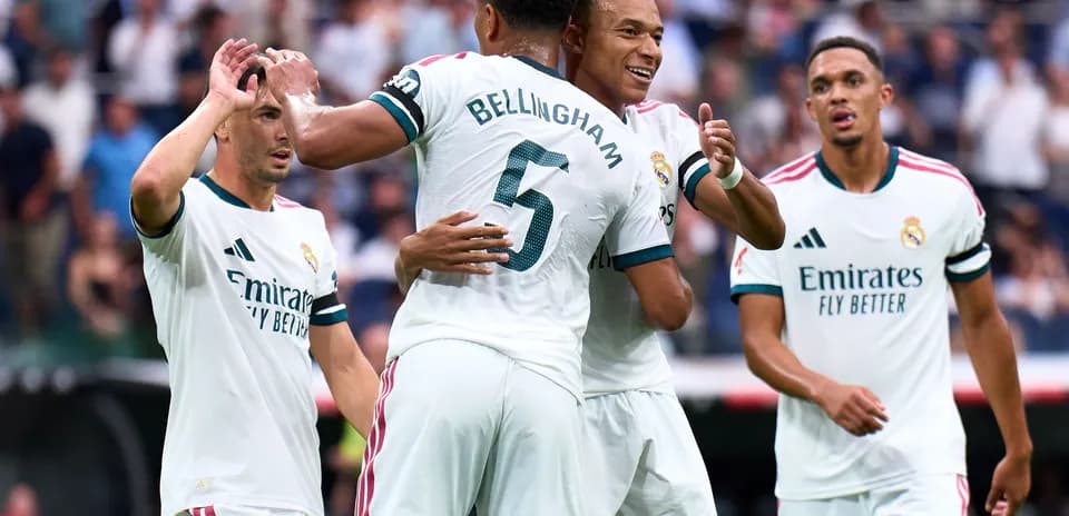 Joueurs du Real Madrid célébrant un but ensemble