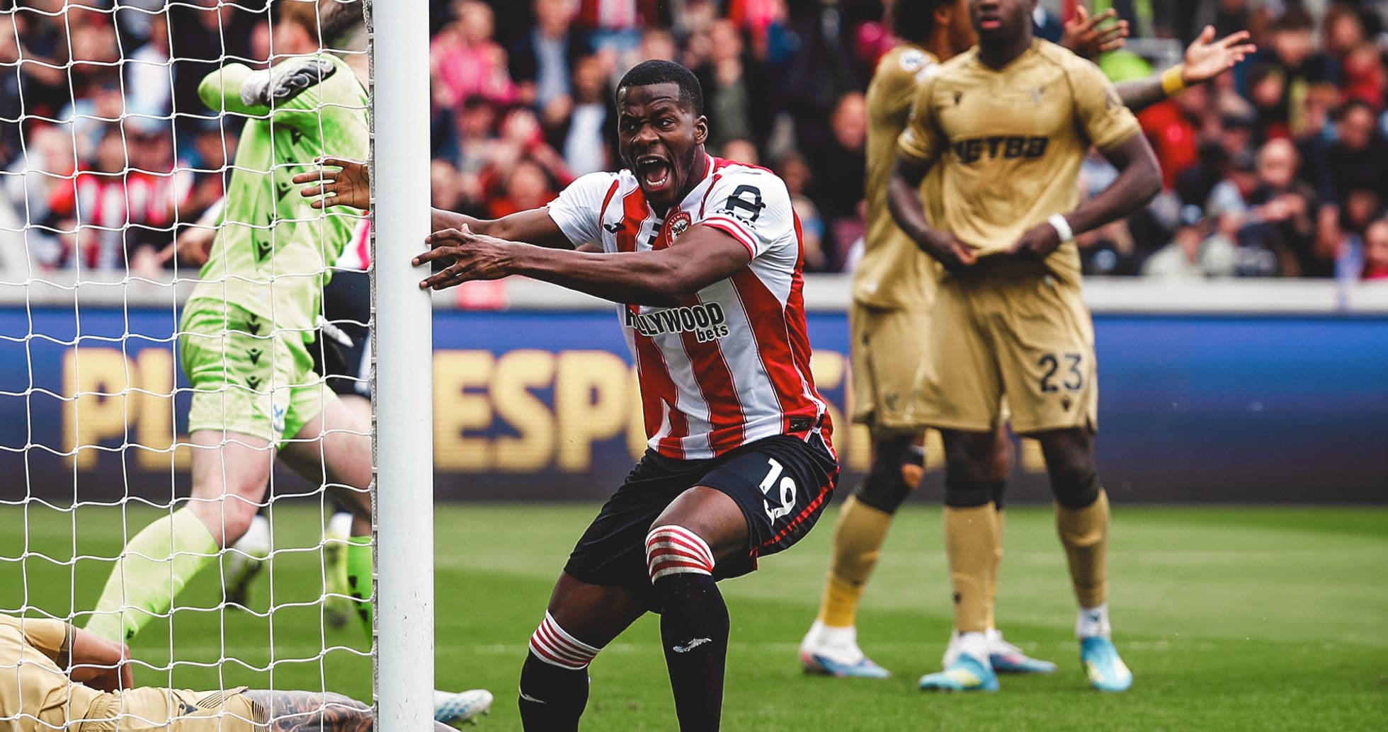 Joueur de Brentford célébrant un but