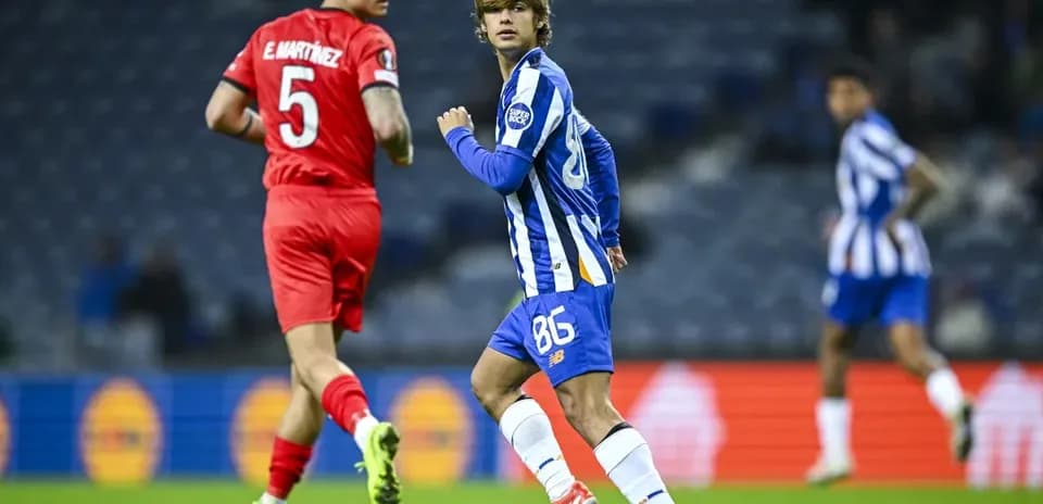 Joueur dribblant sur le terrain pendant un match