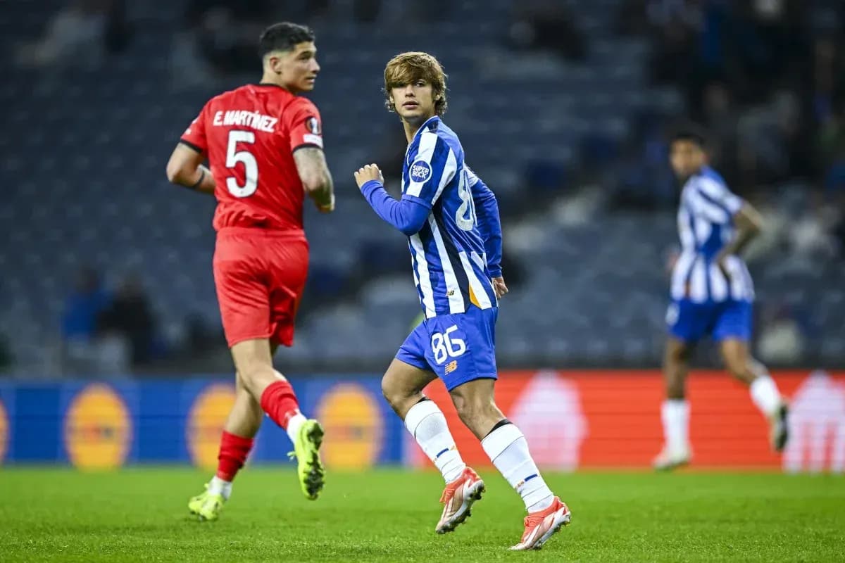 Joueur dribblant sur le terrain pendant un match