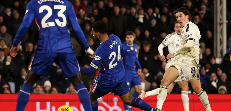 Un joueur de Fulham tirant au but