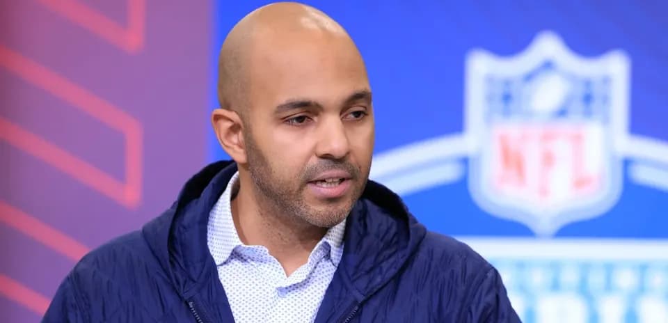 Person parlant lors d'une conférence NFL