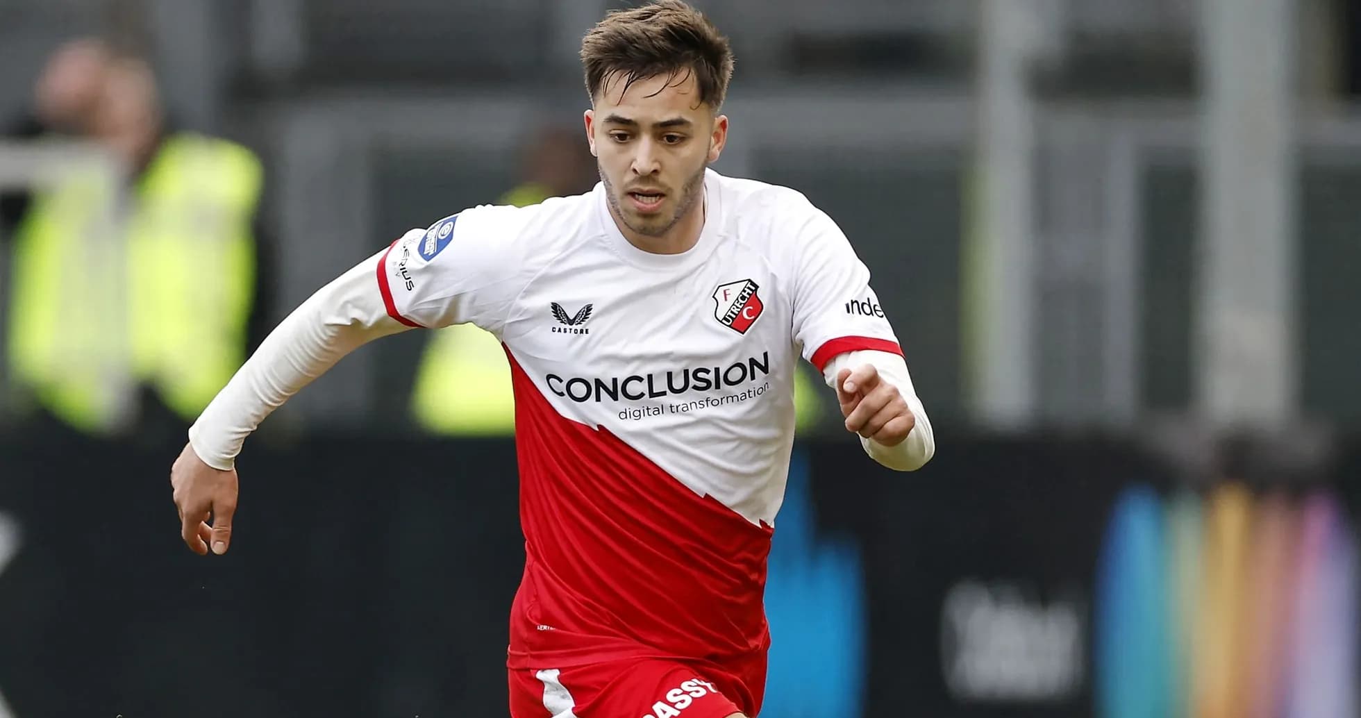 Joueur en action avec le maillot de l'Utrecht