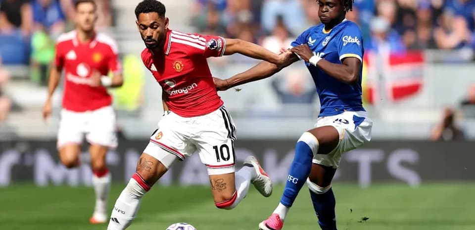 Joueur de Manchester United en action contre un adversaire