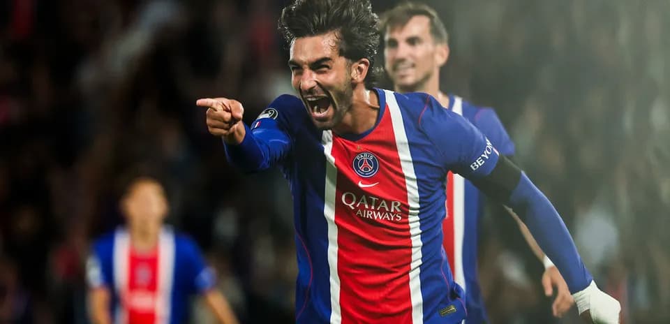 Joueur du PSG célébrant un but avec enthousiasme
