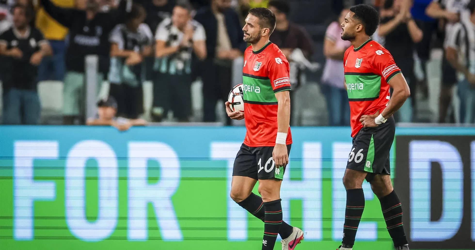 Deux joueurs quittant le terrain après un match