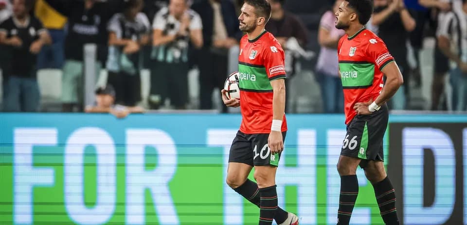 Deux joueurs quittant le terrain après un match