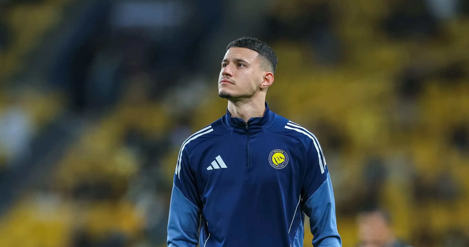 Joueur regardant le terrain avant le match