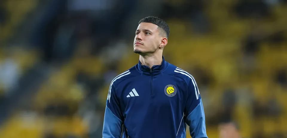 Joueur regardant le terrain avant le match