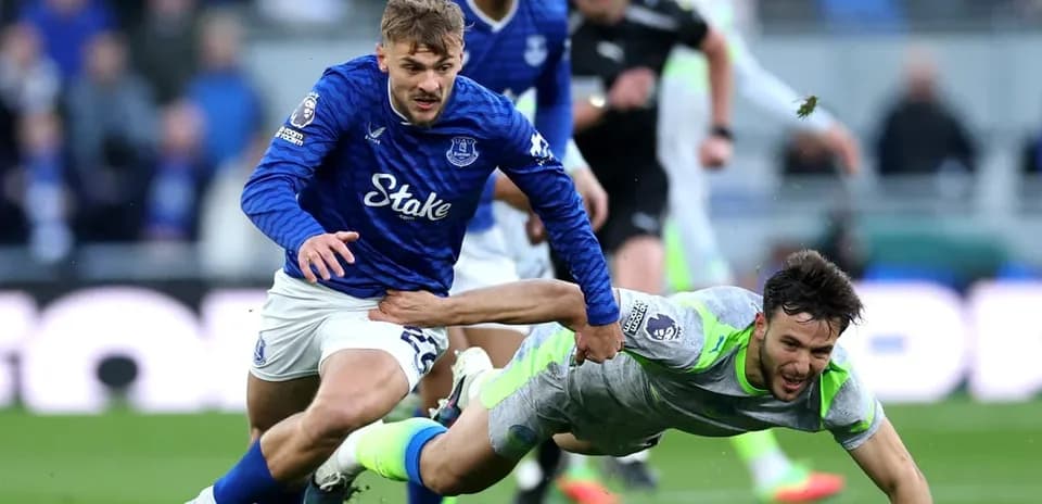 Un joueur d'Everton en train de tacler un adversaire
