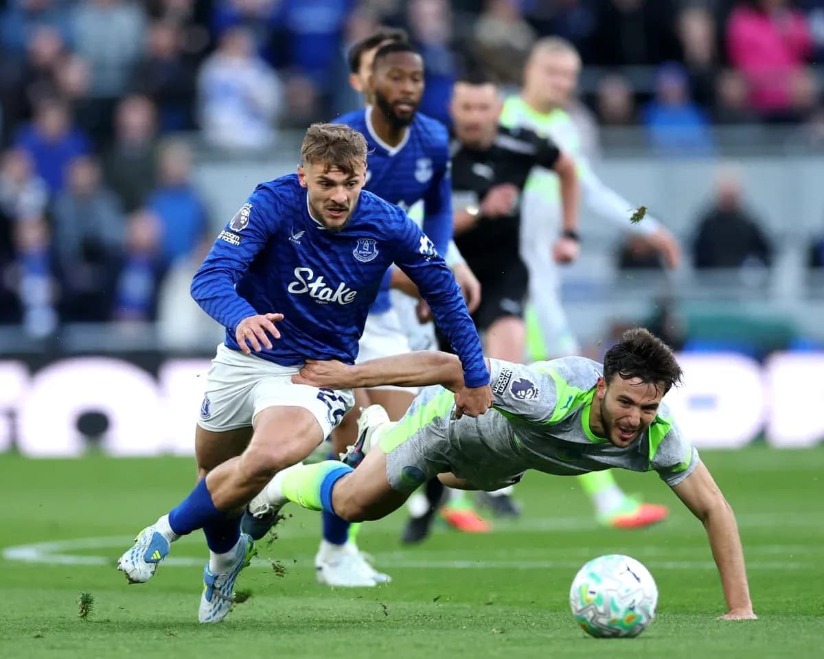 Un joueur d'Everton en train de tacler un adversaire