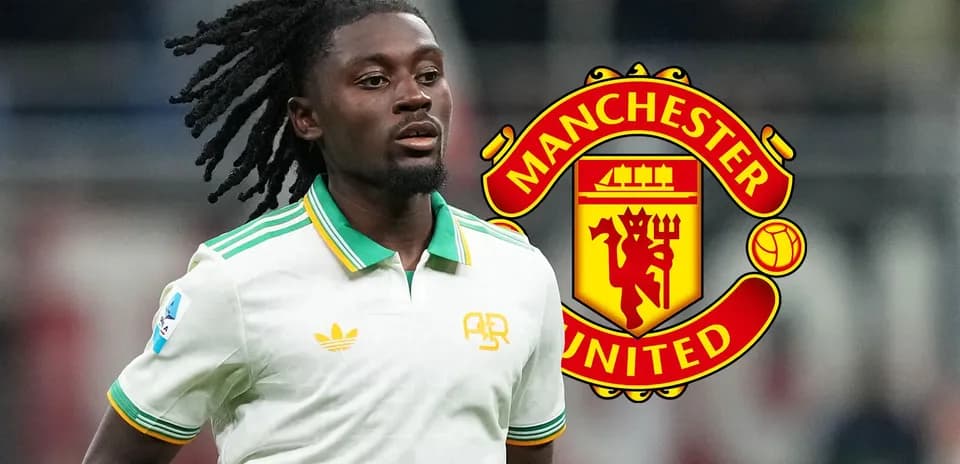 Joueur en maillot blanc avec logo Manchester United en arrière-plan