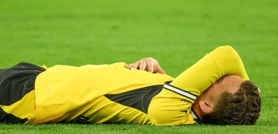 Joueur allongé sur le terrain après une chute
