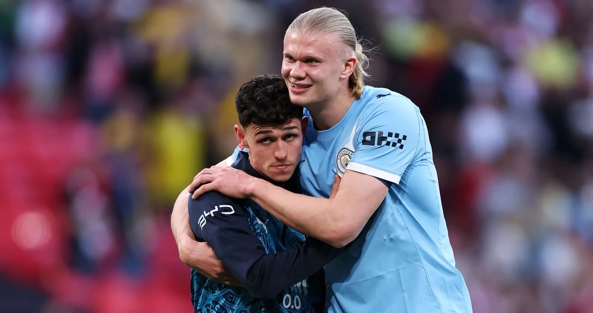 Deux joueurs de Manchester City se serrant dans les bras