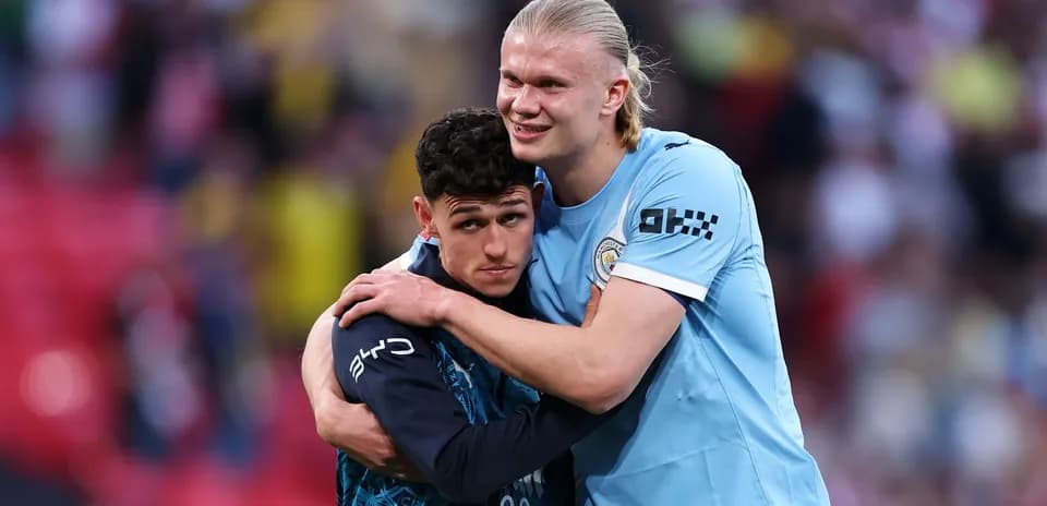 Deux joueurs de Manchester City se serrant dans les bras